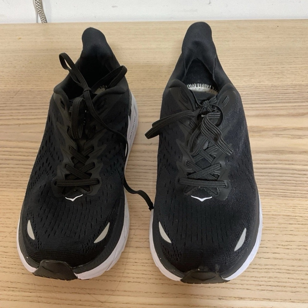 Hoka One One Clifton8 Black/White Womens Size 8/5B